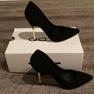 Suede black pump with gold heel